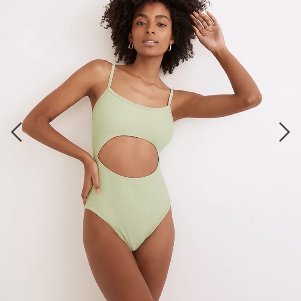 Brand new never worn top rated swimsuit 🩱